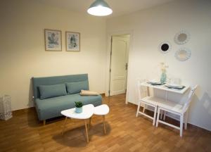 salon z kanapą i stołem w obiekcie Apartamento EntreCaminos w mieście Setenil