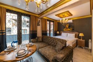 ein Schlafzimmer mit einem Sofa, einem Bett und einem Tisch in der Unterkunft Istanbul Taksim Residence Hotel By MESUT in Istanbul