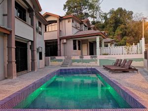 Bazén v ubytování Fuxi fruit garden villa Langkawi 富囍休闲度假水果园别墅兰卡威 nebo v jeho okolí