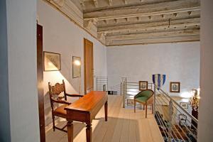 uma sala de estar com uma mesa de madeira e cadeiras em The Piano Nobile em Montepulciano
