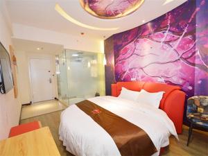a bedroom with a large bed and a colorful wall at Thank Inn Chain Hotel henan zhengzhou fangte green expo park in Zhengzhou