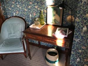 a wooden desk with a chair and a picture on it at la VILLA B Chantilly in Orry-la-Ville +4 photos