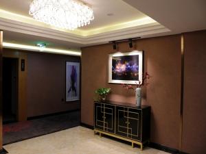 un vestíbulo de hotel con TV en la pared en Thank Inn Plus Hotel Jiangsu huaian huaiyin area of the Yangtze river east road, en Huai'an