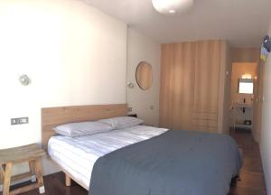1 dormitorio con 1 cama grande y armario de madera en Morada Do Pablinho en Isla de Arosa