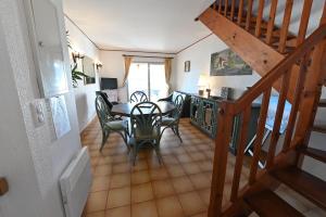 a kitchen and dining room with a table and chairs at superbe duplex bord de mer in Port-Vendres