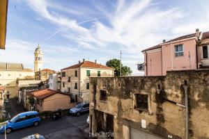 uma vista para uma rua da cidade com um edifício em Accogliente Bussana 2 em Sanremo