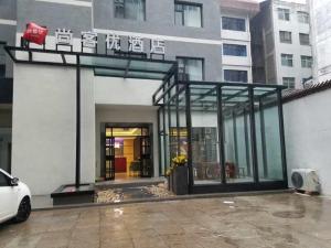 um edifício com uma entrada de vidro para um edifício em Thank Inn Chain Hotel Shanxi linfen YaoDou zone pingyang north street em Linfen