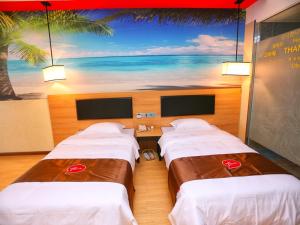 drie bedden in een kamer met een schilderij van het strand bij Thank Inn Chain Hotel hubei tianmen city renxin international plaza in Tianmen