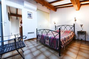 a bedroom with a black bed in a room at superbe duplex bord de mer in Port-Vendres