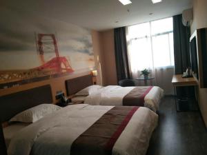 um quarto de hotel com duas camas e uma janela em Thank Inn Chain Hotel henan luoyang mengjin county huimeng avenue bilingual school em Luoyang