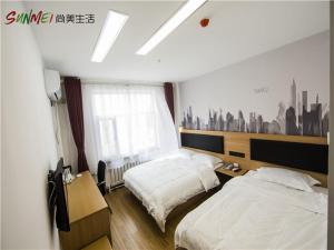 een slaapkamer met 2 bedden en een raam bij Thank Inn Chain Hotel shandong yantai zhifu district RT-Mart railway station in Yantai