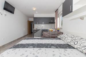 Posteľ alebo postele v izbe v ubytovaní Studio apartments Zloic in Krvavica