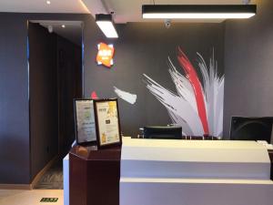 una oficina con una pared con una pintura de plumas en Thank Inn Chain Hotel gansu lanzhou chengguan district oriental red square en Lanzhou