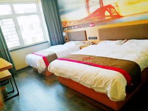 Krevet ili kreveti u jedinici u okviru objekta Thank Inn Chain Hotel hebei qinhuangdao changli county dongshan garden