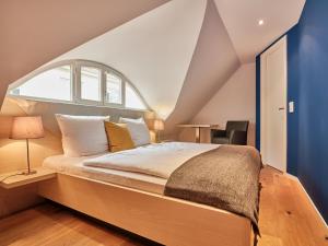 um quarto com uma cama grande e uma janela grande em mein werder - hotel am markt em Werder