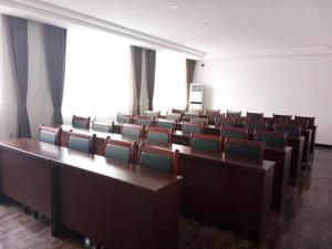 una habitación con filas de escritorios y sillas en Thank Inn Chain Hotel hebei xingtai nanhe county tobacco bureau, en Nanhe