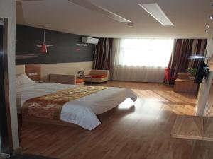 En eller flere senge i et værelse på Thank Inn Chain Hotel hubei tianmen city renxin international plaza