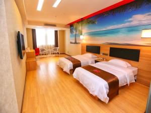 een hotelkamer met 2 bedden en een schilderij aan de muur bij Thank Inn Chain Hotel hubei tianmen city renxin international plaza in Tianmen