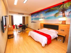 een slaapkamer met een bed en een schilderij van een palmboom bij Thank Inn Chain Hotel hubei tianmen city renxin international plaza in Tianmen