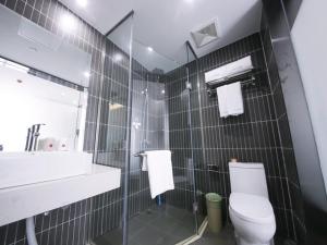 A bathroom at Thank Inn Plus Hotel Jiangsu huaian huaiyin area of the Yangtze river east road