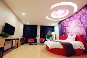 um quarto com uma cama vermelha e uma parede roxa em Thank Inn Chain Hotel shanxi weinan linwei district jiefang road em Weinan