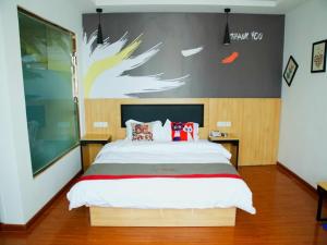 a bedroom with a large bed in a room at Thank Inn Chain Hotel henan kaifeng jinming district xinghuaying town government in Kaifeng