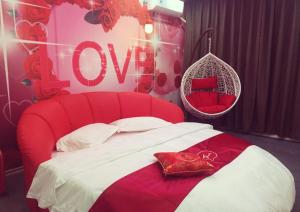 a bedroom with a red bed and a swing at Thank Inn Chain Hotel jiangxi fuzhou linchuan district new no.3 middle school in Fuzhou