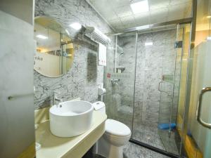 Salle de bains dans l'établissement Thank Inn Chain Hotel guangdong shenzhen airport hourui metro station