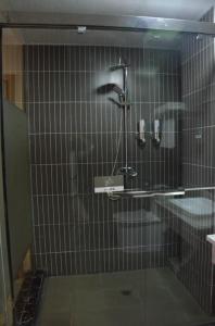 a bathroom with a shower with a faucet at Thank Inn Chain Hotel henan luoyang mengjin county huimeng avenue bilingual school in Luoyang