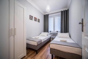 um quarto com duas camas e uma janela em Rint - Grottgera em Bialystok