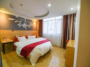 1 dormitorio con 1 cama grande en una habitación en Thank Inn Chain Hotel guangdong shenzhen airport hourui metro station, en Shenzhen