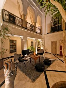 uma grande sala de estar com mesa e cadeiras em Riad Bamboo Suites & Spa em Marrakech
