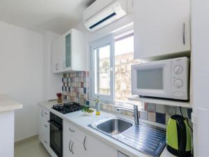 Kuchyňa alebo kuchynka v ubytovaní Holiday Home Mediterranean Dream + 9 fotografií