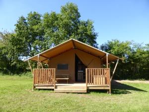 Camping les Campagnes外面的花园