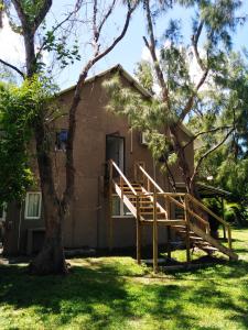 een huis met een trap naast een boom bij Coco room in Blue Bay