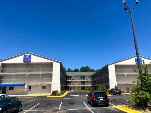 een parkeerplaats met auto's geparkeerd voor een ziekenhuis bij Motel 6-Augusta, GA - Fort Gordon in Augusta