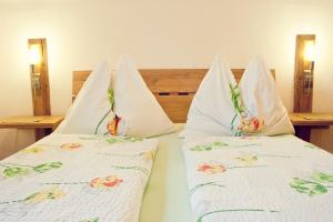 A bed or beds in a room at Winzerhof Agerlhof