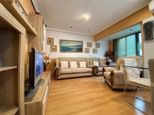 a living room with a couch and a tv at Un Lugar Para Descansar En Alicante in Alicante