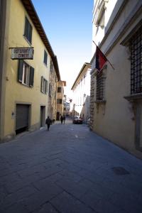 un vicolo con un cartello sul lato di un edificio di The Piano Nobile a Montepulciano