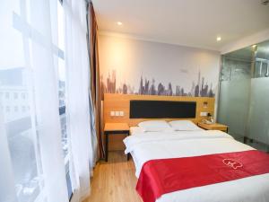 1 dormitorio con 1 cama grande con manta roja en Thank Inn Chain Hotel guangdong shenzhen airport hourui metro station, en Shenzhen