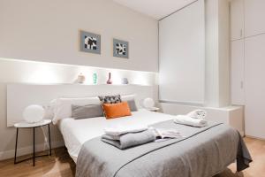 Postel nebo postele na pokoji v ubytování Aspasios Urquinaona Apartments