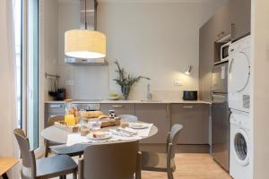 Kuchyň nebo kuchyňský kout v ubytování Aspasios Urquinaona Apartments