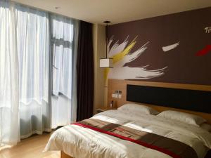 Un pat sau paturi într-o cameră la Thank Inn Chain Hotel fujian quanzhou fengze district donghai street