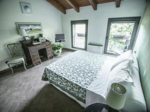 a bedroom with a large bed and a window at Quattrocolli B&B in Quattro Castella