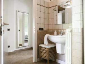 bagno con lavandino e specchio di Quattrocolli B&B a Quattro Castella