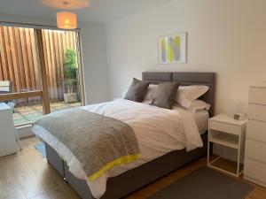 Postel nebo postele na pokoji v ubytování Toothbrush Apartments - Ipswich Waterfront - Quayside