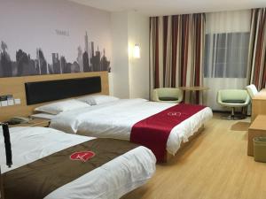 Habitación de hotel con 2 camas y escritorio en Thank Inn Chain Hotel hubei wuhan caidian district lianhua lake avenue, en Wuhan