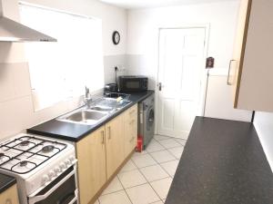 Gallery image of J BOOK NOW, Spacious 5 Bed Sleeps 9 Long Stays Workers & Families by Your Night Inn Group in Wolverhampton