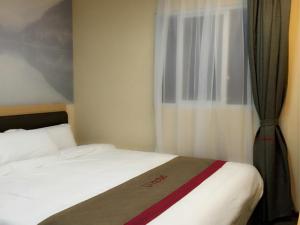 1 dormitorio con 1 cama blanca y ventana en Thank Inn Chain Hotel sichuan luzhou longmatan district kaixuan city, en Luzhou