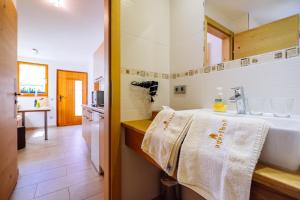 een badkamer met een wastafel en een handdoek op een aanrecht bij Winzerhof Agerlhof in Jois
